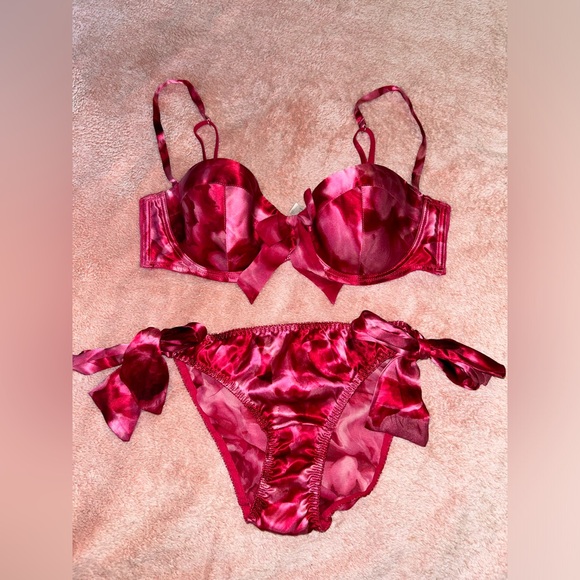NWOT EXCLUSIVE VS RUNWAY SILK SET!!! Bras